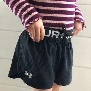 Girls Under Armor Play Up, Youth extra-small, Black/Metallic Silver Shorts